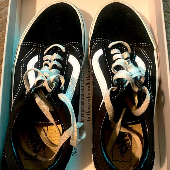 VANS BLACK AND WHITE CANVAS WOMENS SIZE 9.5 !! - Picture 1 of 5